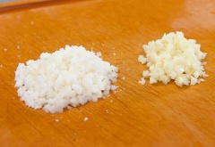 Ngâm nấm trong nước cho mềm, bỏ chân nấm, để lại nước ngâm nấm. Tôm khô ngâm mềm, cắt nhỏ. Tỏi bỏ vỏ, băm nhỏ. Củ năng gọt vỏ, băm nhỏ. Thịt heo cho thêm 1 muỗng cà phê rượu, 1 muỗng cà phê nước tương, 1 muỗng cà phê đường, 1 muỗng cà phê dầu mè, 1 muỗng cà phê bột bắp và 1/2 muỗng cà phê tiêu vào ướp trong 20 phút.