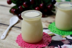 Trong khi chờ cho sữa nguội, bạn nên khuấy đều để không đóng màng trên bề mặt. Sữa đã nguội hẳn rót vào hũ sạch, đậy nắp kín và bảo quản trong ngăn mát tủ lạnh được khoảng một tháng.