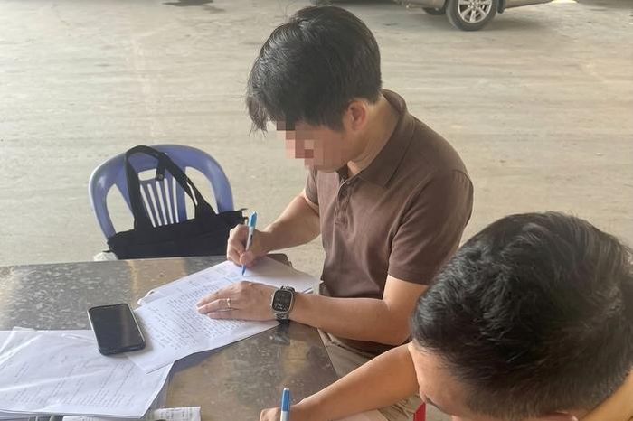 'Thót tim' với clip ô tô màu đen chuyển làn gây nguy hiểm trên cao tốc - Báo Người Lao Động