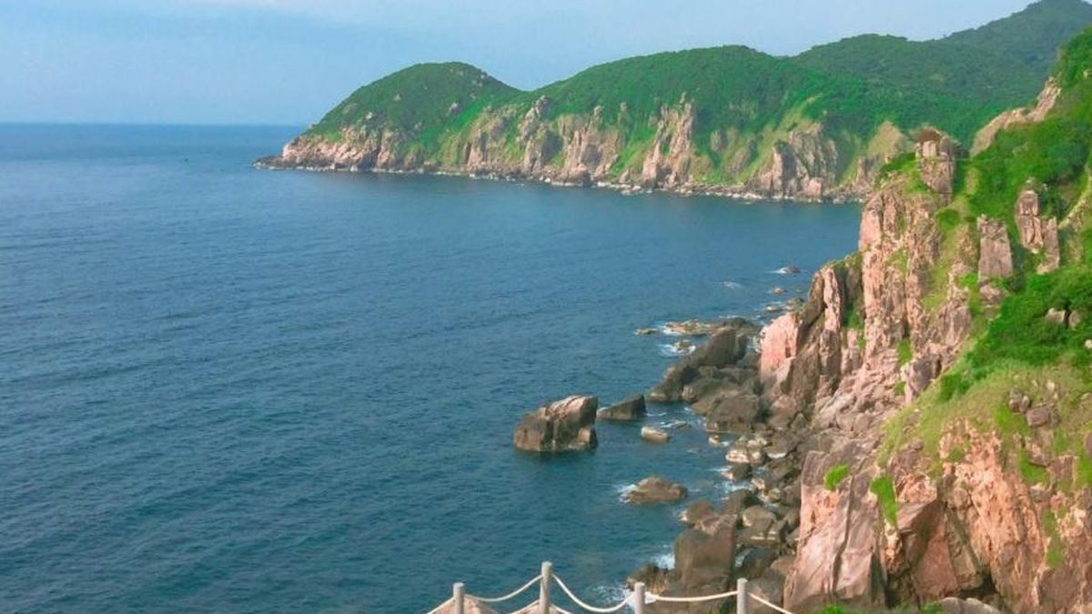 Bất chấp 'sống ảo' trên mỏm đá cheo leo tại Mũi Điện, Phú Yên - Tạp chí Tri thức
