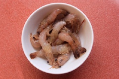Miến rửa sơ qua nước cho sạch bụi bẩn, để ráo. Tôm tươi rửa sạch, bóc vỏ, ướp với 1 muỗng cà phê hạt nêm cho ngấm gia vị.