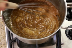 Sau đó, tiếp tục đun và khuấy đều tay khoảng 5-6 phút để caramel có màu nâu vàng đẹp mắt.