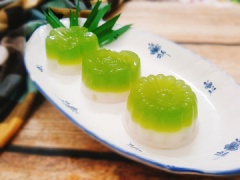 Sau đó cho khuôn rau câu vào tủ lạnh cho nhanh đông. Chỉ khoảng 30 phút là rau câu đã đông rồi, nhưng bạn nên để rau câu lạnh để ăn ngon hơn nha.