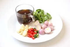Phi lê cá mua về rửa sạch, để ráo sau đó cho ra dĩa ướp cùng tiêu và muối biển. Cho rượu vang trắng vào trộn cùng với đường, nước mắm. Tỏi bóc sạch vỏ, cắt đôi. Thực hiện tương tự với hành tím, nếu củ nhỏ thì để nguyên còn củ to thì có thể cắt đôi. Ớt thái hạt lựu. Lá húng ngắt nhỏ.