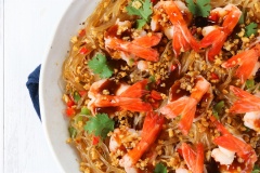Món tôm hấp miến này nên ăn nóng để giữ trọn vẹn sự ngon miệng bạn nhé! Khi ăn rưới nước sốt còn lại lên trên, rắc thêm tỏi phi rồi thưởng thức thôi. Những sợi miến dai dai thấm gia vị, tôm tươi giòn ngọt kết hợp với nước sốt rất vừa miệng, đâu đó cảm nhận được cái sự giòn giòn thơm thơm của tỏi phi, ngồi nhâm nhi một chút là hết veo đĩa miếng lúc nào chẳng hay.