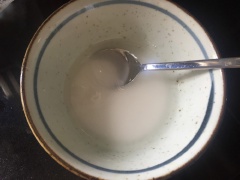 Hòa bột năng với nước rồi đổ vào nồi chè, khuấy đều và thêm nước cốt dừa, chút muối vào khuấy thật đều. Bắc lên bếp đun sôi trở lại thì nêm nêm cho vừa miệng là có thể tắt bếp rồi đó.