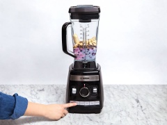 Bật công tắc xay nhuyễn hỗn hợp. Bạn xay nhiều lần cho hỗn hợp nhuyễn mịn, nếu bạn xay nhà bạn có công suất thấp thì có thể chia ra nhiều lần để xay nha. Sau khi xay xong, bạn rót sinh tố ra ngoài ly và thưởng thức ngay.