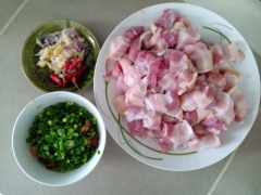 Cạo da thịt ba chỉ và rửa nước muối loàng sau đó rửa thật kỹ với nước lạnh. Đậu hủ mỗi miếng cắt làm 4 như hình. Hành lá cắt nhỏ. Tỏi và hành tím bóc vỏ băm nhỏ. Ớt (nếu có) cắt lát xéo.
