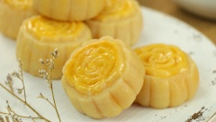 Sau đó lấy bánh ra để nguội, để ở ngoài khoảng 1 ngày thì có thể bỏ tủ lạnh, có thể ăn lạnh hoặc quay lại trong lò vi sóng khoảng 20s trước khi ăn. Vậy là dù không có lò nướng, bạn vẫn có thể tự tay làm những chiếc bánh trung thu trứng muối xinh xắn cho cả nhà, còn chờ gì nữa mà không bắt tay thực hiện ngay thôi!!