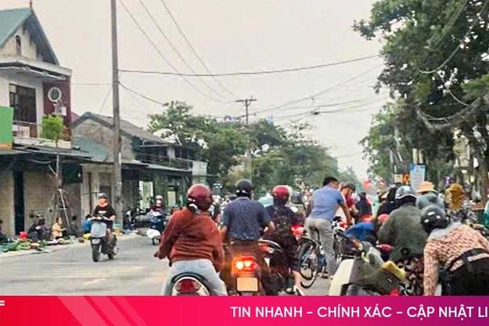 Buôn bán lộn xộn trước cổng chợ Hà Tĩnh và câu chuyện 'bắt cóc bỏ dĩa' - Báo Hà Tĩnh