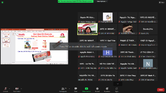 Sinh viên tham gia chương trình hào hứng trong phần Mini game