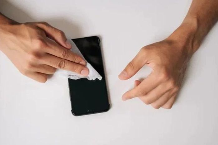 Điện thoại bẩn hơn bạn nghĩ, cách vệ sinh đúng chuẩn - Báo Tri thức &amp; Cuộc sống