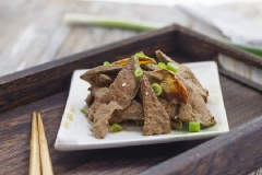 Gan heo có công dụng bổ máu, hàm lượng protein và chất sắt cao, có chứa nhiều axit amin dễ hấp thụ vào cơ thể. Khi nấu kèm dầu vừng cũng có tác dụng bổ huyết, tốt sữa cho mẹ bầu. Hãy xào nóng gan với dầu mè bạn sẽ có món ngon cho bữa cơm gia đình.