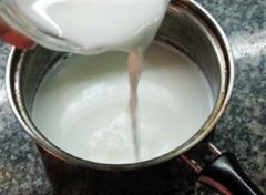 Hòa tan 50g sữa đặc với 500ml nước rồi đun sôi. Pha bột năng với 1/2 chén nước rồi rót và nồi, khuấy đều. Cho vào nồi dừa nạo, cùi dừa khô, đậu phộng và mè rang, trộn đều.