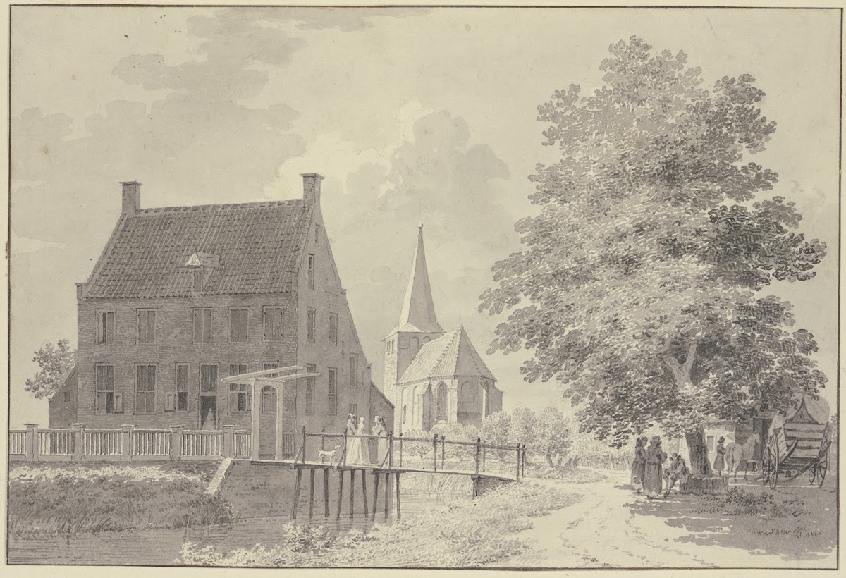 Haus mit Wassergraben und Steg hinten die Kirche rechts ein Baum unter welchem e