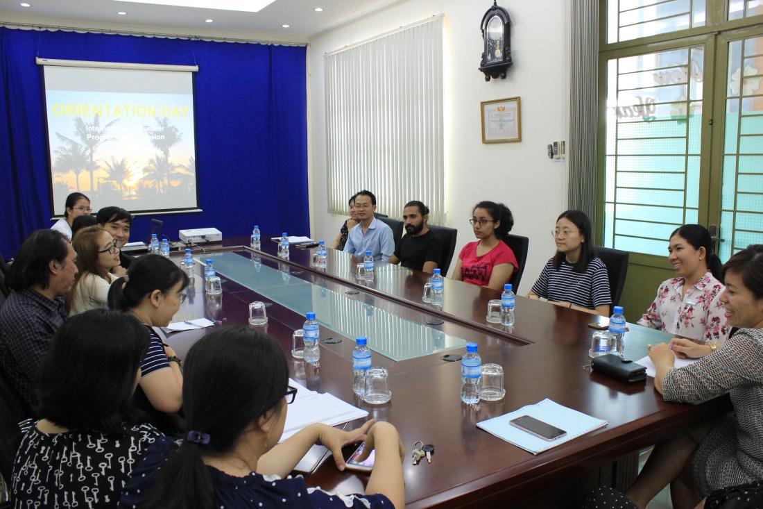 Sinh viên DLA cùng trao đổi thông tin với các tình nguyện viên