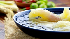 Vì gân bò khi mua thường đã được người bán luộc sơ nên đem về sửa sạch lại với nước muố. Sau đó bắc nồi nước, thêm vào 1/2 muỗng cà phê muối, cho gân bò vào luộc lại 30 phút cùng với 10gr đầu hành trắng. Gắp gân bò ra cho vào tô nước đá lạnh, ngâm 15 phút để gân bò được giòn hơn. Tiếp theo cắt gân bò ra thành những miếng nhỏ vừa ăn.