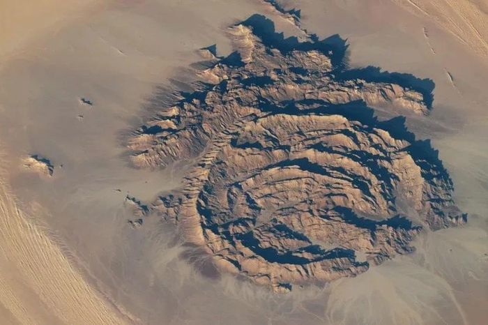 Độc đáo những dãy núi đồng tâm trong sa mạc Sahara - Báo Tri thức &amp; Cuộc sống