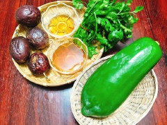 Đu đủ gọt vỏ, rửa sạch hết nhựa, chẻ đôi bỏ phần hột bên trong rồi bào thành từng miếng mỏng. Sau đó, rửa lại lần nữa với nước cho sạch mủ. Cho đu đủ vào tô với một chút xíu muối và bóp thật kĩ, để như vậy trong 15 phút.