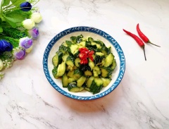 Để yên tô salad dưa leo trong khoảng 5 phút là có thể dùng. Nếu thích dùng salad dưa leo giảm cân giòn và mát lạnh thì bạn có thể bảo quản tô salad trong ngăn mát tủ lạnh trước khi đem dùng cơm nhé.