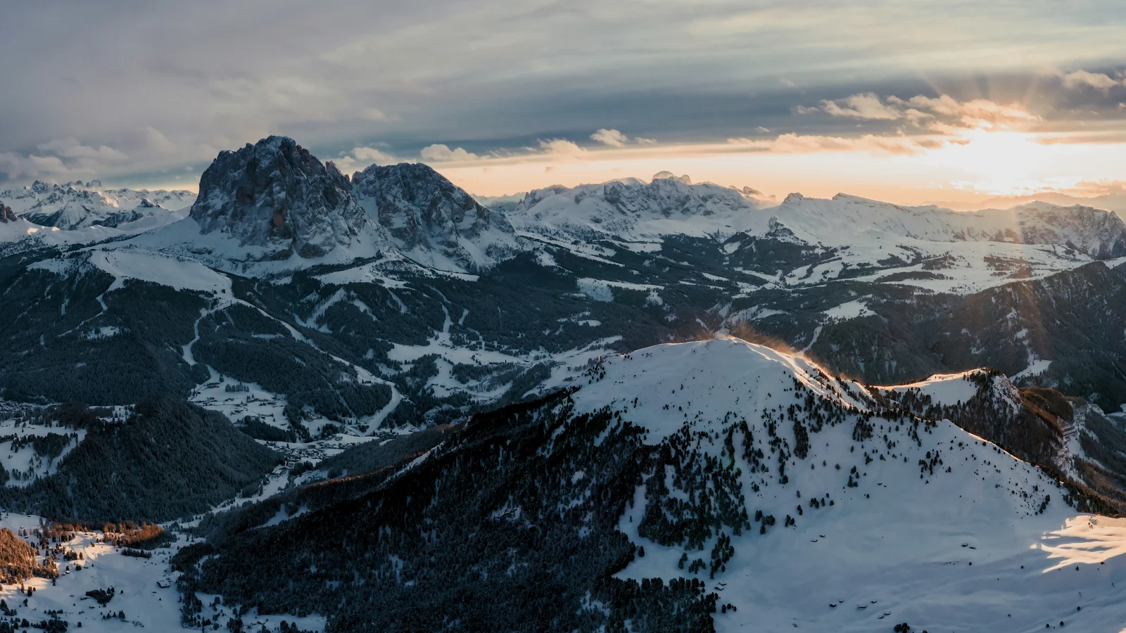 Dramatic Snow Peaks Golden Hour - Landscape Photography 4K Wallpaper (3840x2160)