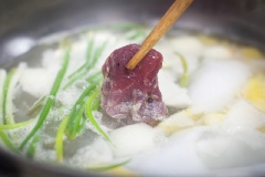 Lúc ăn nhúng chín bò và cuốn với bánh tráng, rau sống, bún tươi, chấm mắm nêm.