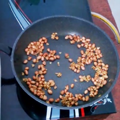 Rang thêm 1-2 phút sau đó vớt ra dĩa để nguội từ 5 - 10p là có thể dùng đậu phộng rang tỏi ớt được. Một số bạn làm đậu phộng dính lại với nhau, là do các bạn không cho dầu hoặc cho dầu quá ít, nên đậu không tơi, bạn chú ý phần này nha.
