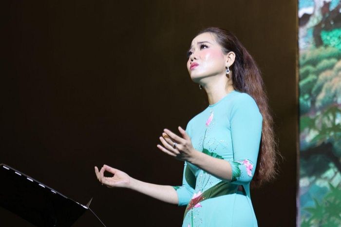 Lộ diện 'cao thủ' hát 'Viết tiếp câu chuyện hòa bình' khiến dân mạng bái phục - Tạp chí SaoStar