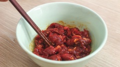 300gr thịt bò phi lê thái lát mỏng, ướp với 30gr Gia vị hoàn chỉnh Barona – Thịt nướng ngũ vị, để 15 phút cho thịt bò thấm gia vị. Làm nóng chảo với 1 muỗng canh dầu thực vật, sau đó cho thịt bò vào xào vừa chín tới.