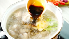 500gr sườn heo chặt khúc vừa ăn, cắt bỏ bớt mỡ thừa, rửa sạch với nước muối. Bắc nồi, cho sườn heo vào cùng với 1 lít nước, đun sôi, hớt bỏ bọt bẩn. Thêm vào nồi 5 gốc ngò rí, 5 lát riềng, 5 tép tỏi, 30ml nước tương, 40gr dầu hào, 5gr muối, khuấy đều cho gia vị hòa tan. Hạ nhỏ lửa hầm sườn 30 phút. Vớt sườn ra để riêng, lược bỏ phần xác chỉ để lại nước hầm.