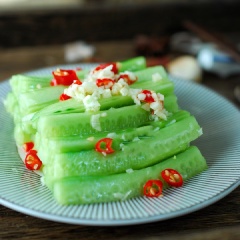 Bày trí salad dưa chuột giảm cân ra đĩa cho đẹp mắt là có thể dọn lên cho bữa cơm gia đình rồi nhé! Do ăn uống thả ga trong trong những ngày nên cân nặng tăng vùn vụt. Bên cạnh đó, uống nhiều rượu bia, ăn nhiều thức ăn dầu mỡ khiến nóng trong người. Chính vì vậy, bạn cần lên cho cả nhà một thực đơn ăn kiêng và detox cơ thể hiệu quả sau Tết đi nhé! Và món salad dưa chuột giảm cân sẽ là gợi ý lý tưởng làm món ăn khai vị hấp dẫn nhé!