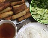 Chả giò ăn kèm với bún, rau sống và nước mắm chua ngọt.