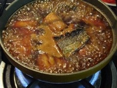 Khi miếng thịt đã săn, cho 1 muỗng canh đường, 2 muỗng canh nước mắm cùng nước màu vào đảo đều, cho 100ml nước sôi vào rồi xếp từng miếng cá vào cho gừng đập dập. Khi nước sôi lại thì đậy vung và hạ lửa để nồi cá sôi liu riu. Sau 30 phút thì tắt bếp. Để đến bữa cơm lại cho cá lên đun, cứ làm thế 3 lần thì ăn được. Đun đến lần thứ 3 là cá không bao giò bị tanh nữa.