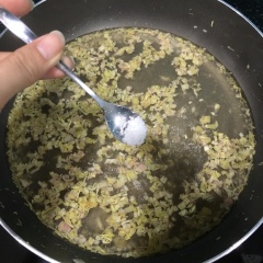 Phần nước giấm bạn nêm với 2 muỗng canh đường và 1/2 muỗng cà phê muối. Khi nước đã sôi hoàn toàn bạn tắt bếp và cho 1/2 muỗng cà phê bột ngọt vào khuấy đều