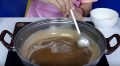 Đun nửa lít nước, khi nước sôi đổ phần bột trộn với cà phê vào, khuấy tan đều trong vòng 5 phút.