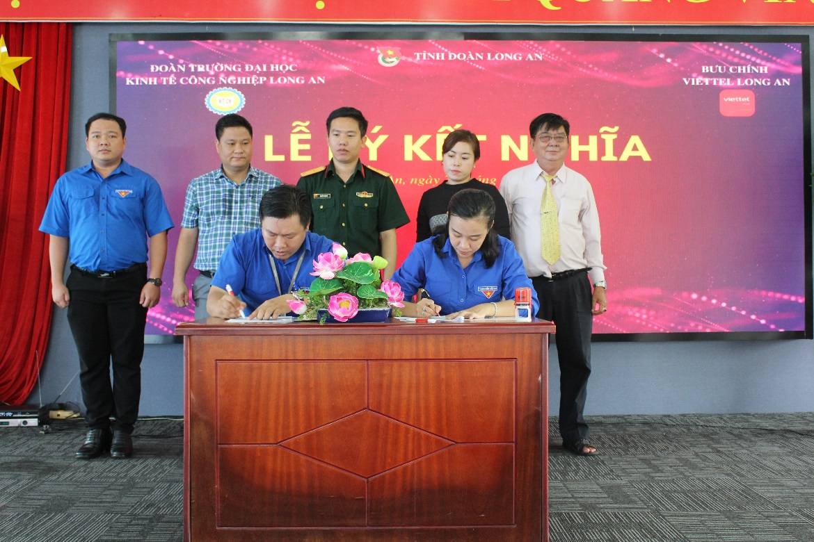 Ký kết nghĩa giữa Đoàn trường DLA và Đoàn Chi nhánh Bưu chính Viettel Long An