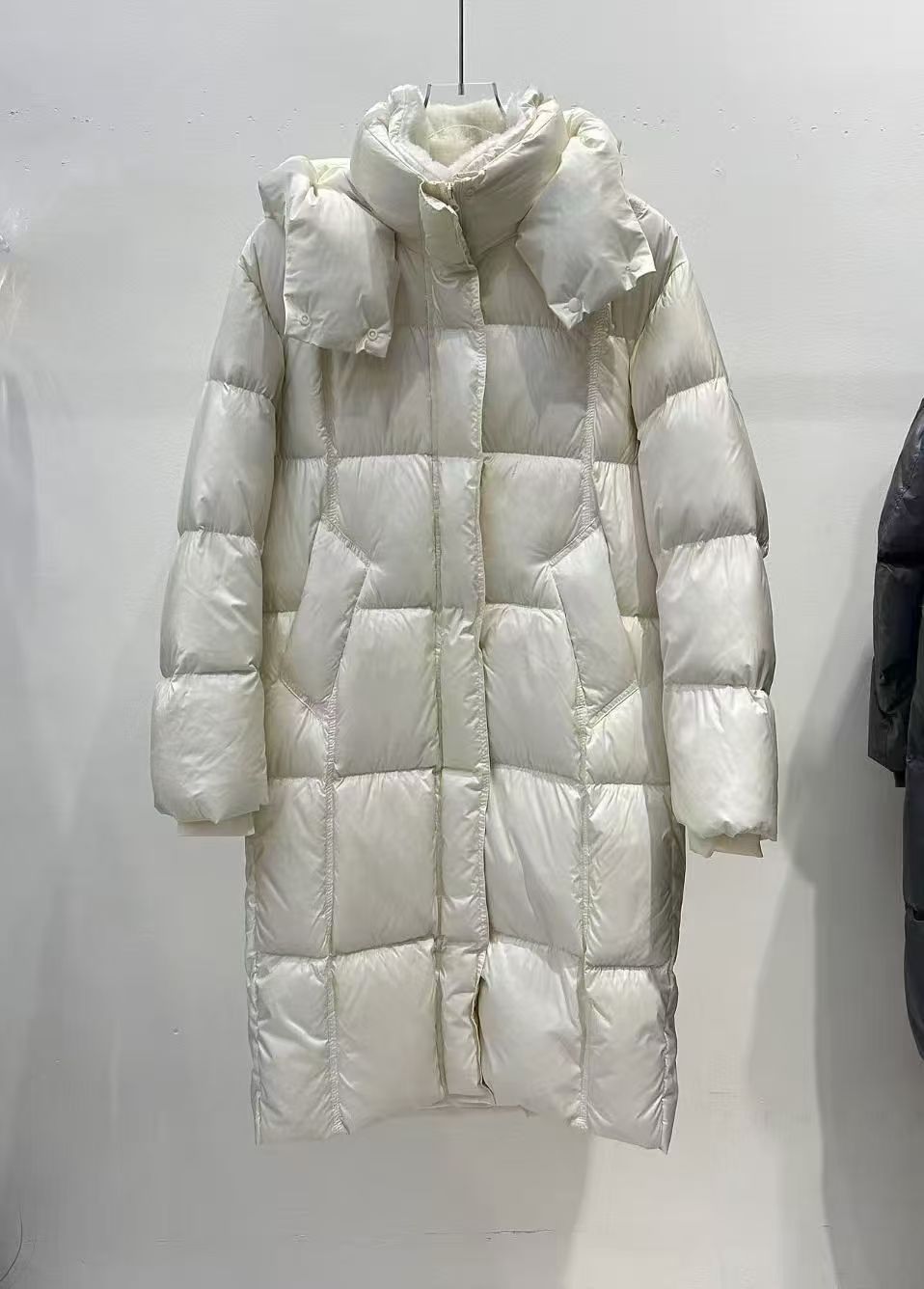 Women's down coat, mid-length, with lambskin collar