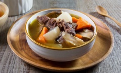 Cho món ăn ra bát và thưởng thức. Món súp bắp bò với hương vị thơm ngon, hấp dẫn khẩu vị người thưởng thức. Súp bắp bò không chỉ thơm ngon bởi hương vị của thịt bò lại thêm vị ngọt nhẹ của cà rốt, củ cải và nước dùng.