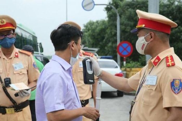 Siết chặt kiểm tra nồng độ cồn trước kỳ nghỉ lễ - Đài Phát thanh và truyền hình Hà Nội