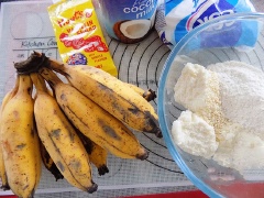 Khoai mì mài nhỏ cho vào âu cùng với bột chiên giòn, 2 muỗng canh đường, mè trắng, nước cốt dừa, vani và 70ml nước lạnh, trộn đều. Ta có một hỗn hợp hơi sánh.