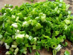 Thịt ba chỉ mua về bạn rửa sạch, cắt thành những miếng vừa ăn. Đậu bắp rửa sạch, cắt bỏ đầu rồi cắt xéo thành những khúc nhỏ. Ớt và hành lá rửa sạch rồi cắt nhỏ.