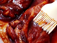 Sau 50 phút , lấy khay ra khỏi lò . Hủy bỏ gỡ bỏ giấy bạc, dùng cọ quết nước sốt lên trên thịt, nướng tiếp 10-15 phút.