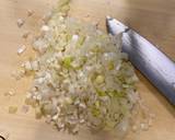 Cắt nhỏ hành lá trắng (Cut white scallion into small pieces)