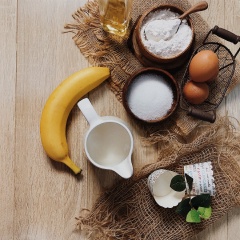 Sau khi chuẩn bị đầy đủ nguyên liệu, bạn sẽ chia thành hai bước chính, đó là bước nguyên liệu khô và nguyên liệu ướt. Trong thời gian chuẩn bị, bạn mở sẵn lò nướng ở nhiệt độn 175 độ C và để khoảng 10 phút, nếu bạn sử dụng khuôn tối màu thì chỉ nên để ở 165 độ C.