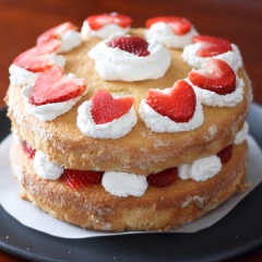 Một chiếc bánh sponge cake kem dâu đơn giản, ngon lành dành cho cả nhà trong những dịp đặc biệt hoặc chỉ là muốn làm để mọi người thưởng thức. Bạn hãy nhanh tay lưu công thức lại nhé.