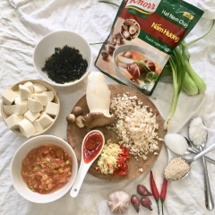 Làm sạch các nguyên liệu. Nấm cắt hạt lựu nhỏ. Cà chua, tỏi, ớt băm nhuyễn. Đậu hủ non cắt miếng vuông vừa ăn (cạnh khoảng 2cm, không nên cắt quá nhỏ đậu sẽ bị nát)