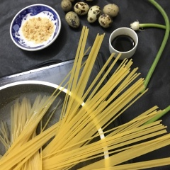 Bắt nước sôi, luộc mì ý trong vòng 10 phút cho chín mềm rồi vớt ra xả qua nước lạnh cho mì không bị dính lại với nhau và để ráo nước.