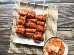 Xiên bánh gạo và thịt ba chỉ sốt cay đơn giản và rất dễ làm. Chị em sẽ dễ thành công với món ăn chơi và ngon lành này lắm nhé! Chúc các bạn thành công và có được món ăn ngon cho cả nhà!