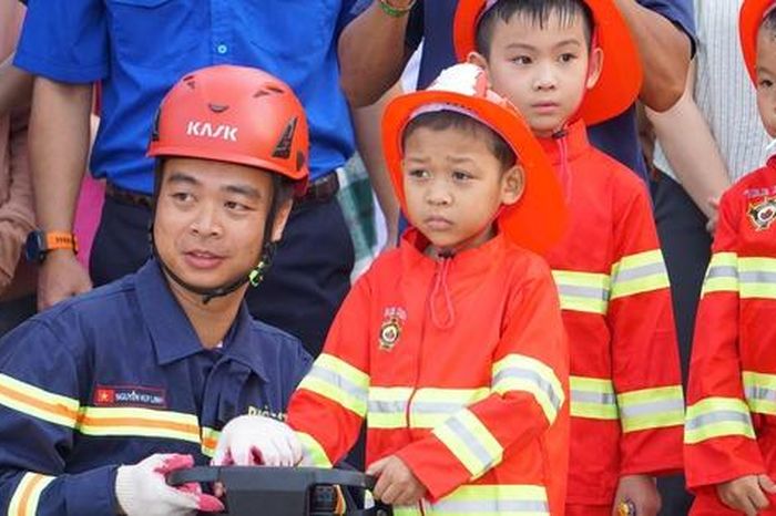 CLIP: Mang giấc mơ lính cứu hỏa đến với các bệnh nhi đặc biệt - Báo Người Lao Động