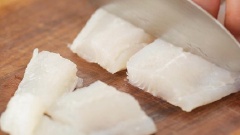 Cá chép phi lê rửa sạch, thấm khô, thái miếng nhỏ vừa ăn. Ướp cá chép phi lê vừa cắt với 1/3 muỗng cà phê muối, 1 muỗng cà phê gừng băm, hành lá thái nhỏ, 1 muỗng canh rượu và nước cốt nửa trái chanh trong 20 phút. Ớt cắt nhỏ.